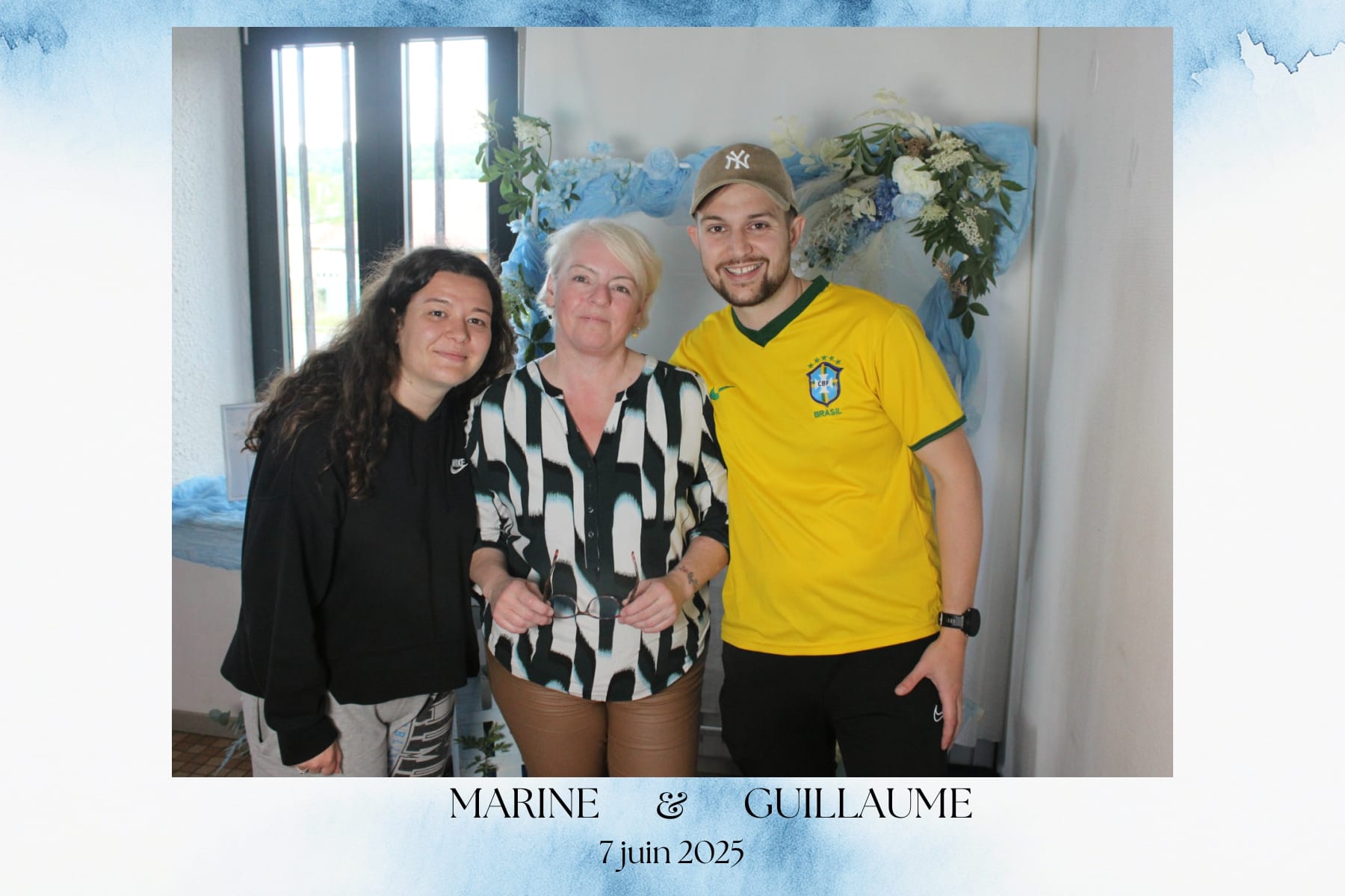 Marine, Guillaume et Estelle devant le photobooth installé pour leur réception en Moselle