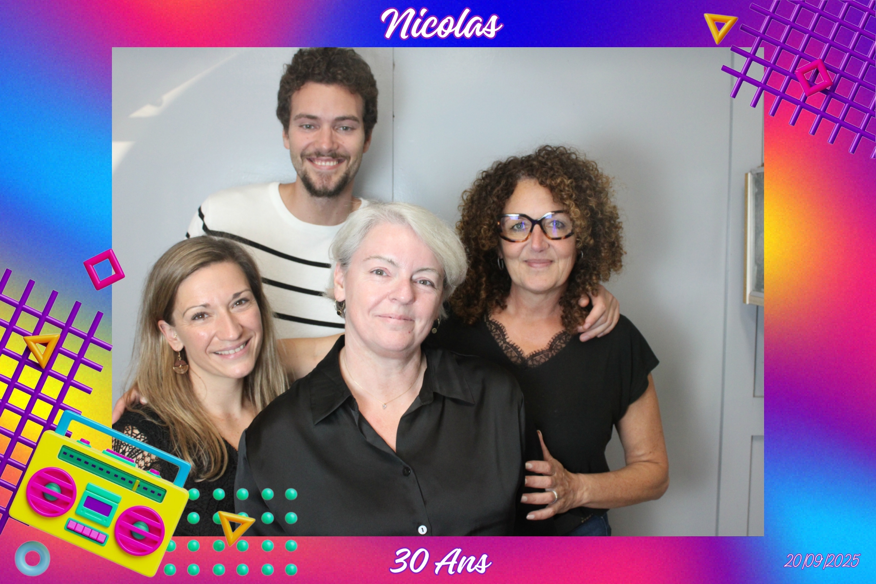 Photobooth-Anniversaire-Nicolas-30ans Ambiance années disco pour fêter les 30 ans de Nicolas, animés par notre photobooth.