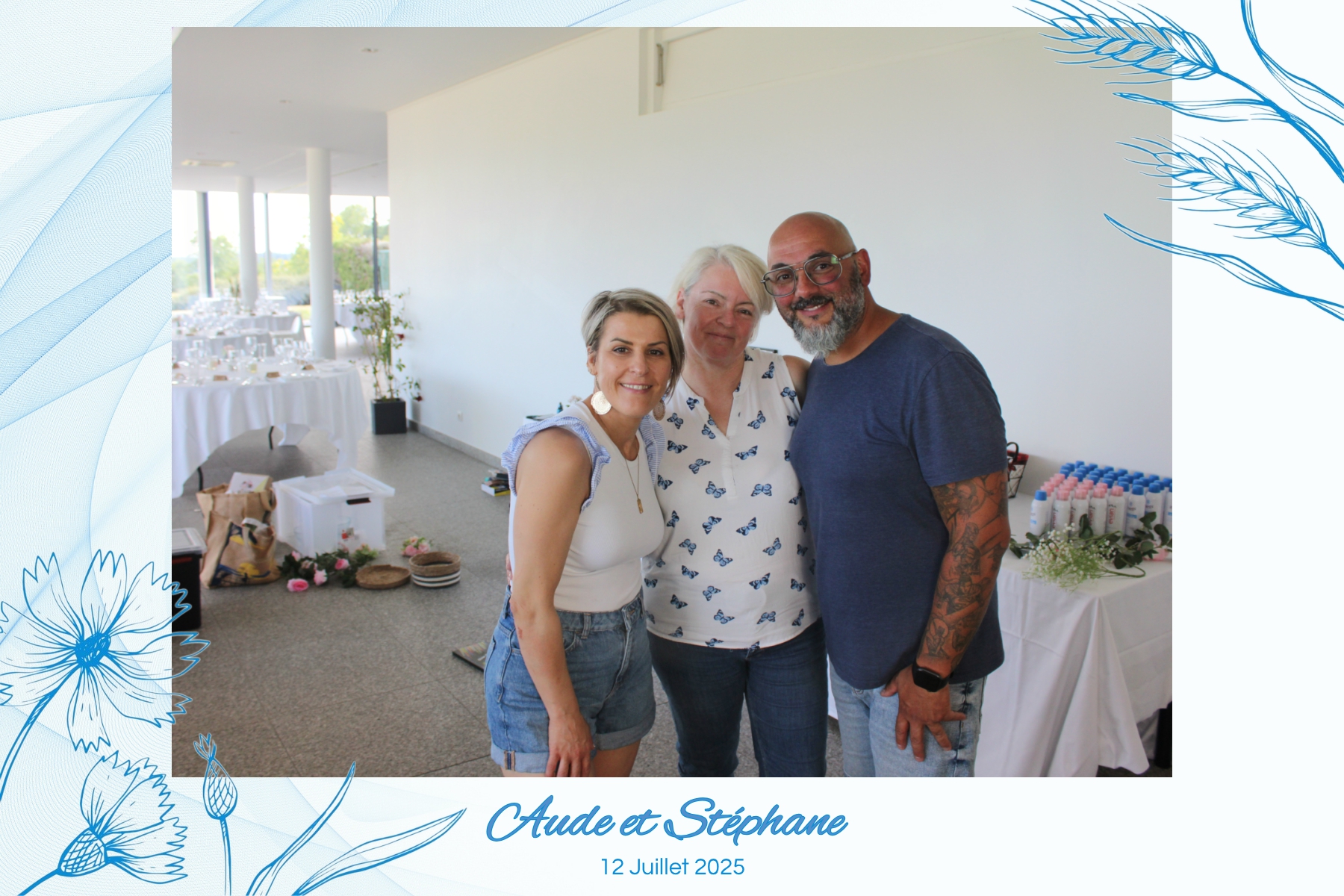 Photobooth-Stéphane-Aude-Estelle-Mariage Mariés posant avec leur contour photo bleu fleuri, réalisé sur mesure par Estelle pour leur animation photobooth de mariage.