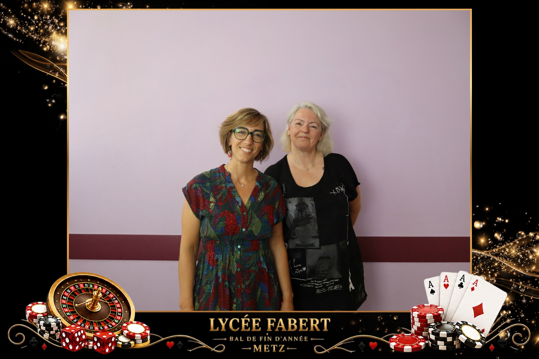 Photo avec la professeure d’allemand lors du bal des terminales du lycée Fabert